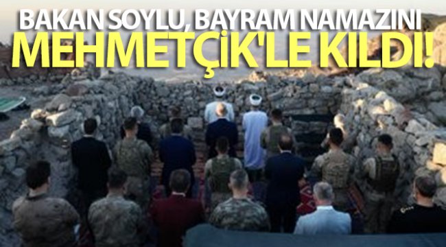 Bakan Soylu, bayram namazını Mehmetçik'le kıldı