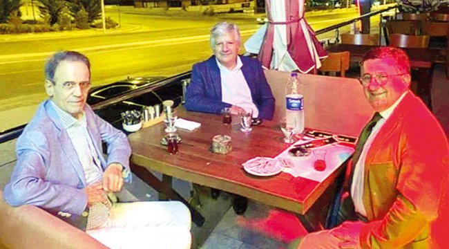 Maskesiz restoran fotoğrafına eleştiri üç hocayı üzdü