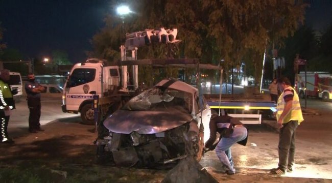 Alkollü olduğu iddia edilen kişiler trafik kazasında yaralanan arkadaşlarını olay yerinde bırakıp kaçtılar