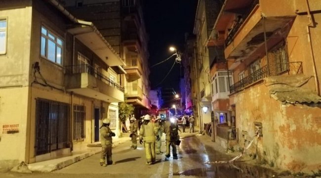 Kadıköy'de apartman girişine bırakılan motosiklet alev alması sonucu apartmandakiler binada mahsur kaldı