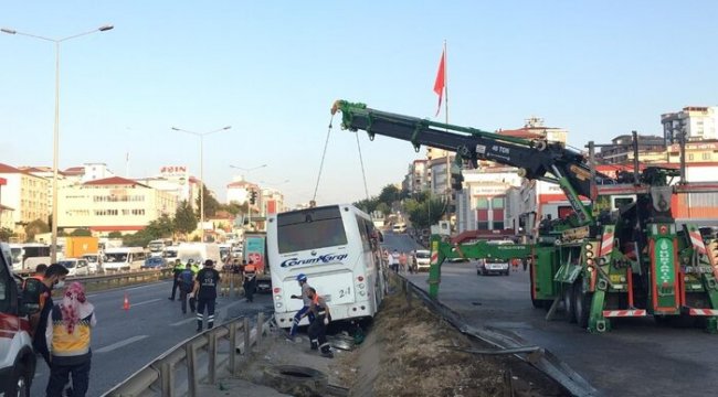 Pendik'te kaza yapan yolcu otobüsün enkazı kaldırıldı