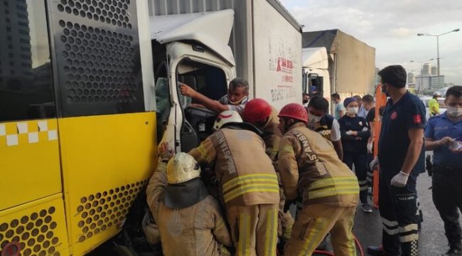 Yol ortasında duran toplu taşıma aracına kamyonet çarptı: 2 kişi araçta sıkıştı