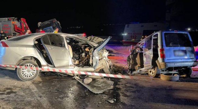 Gaziantep'te feci kaza! Araçlar kafa kafaya çarpıştı, 6 kişi hayatını kaybetti