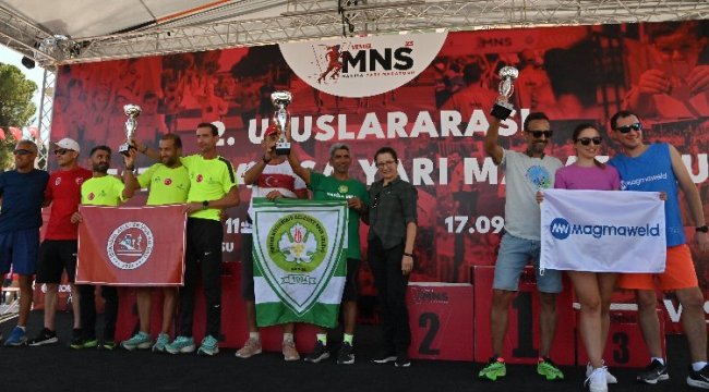 Manisalı atletler uluslararası maratonda kupa kaldırdı