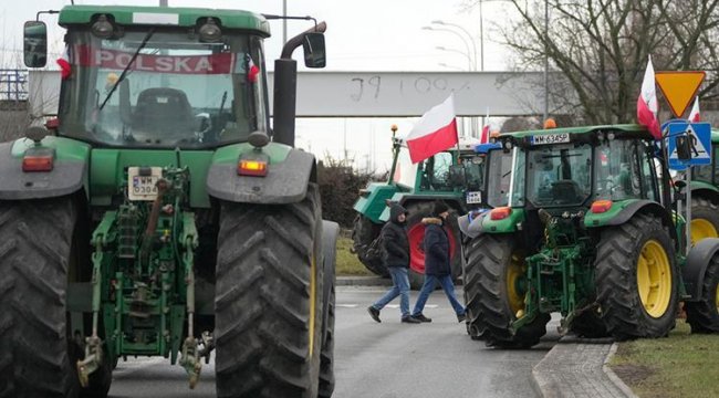 Bir çiftçi protestosu da Polonya'da! Ukrayna sınırını kapatıp, mısırı demir yoluna döktüler...