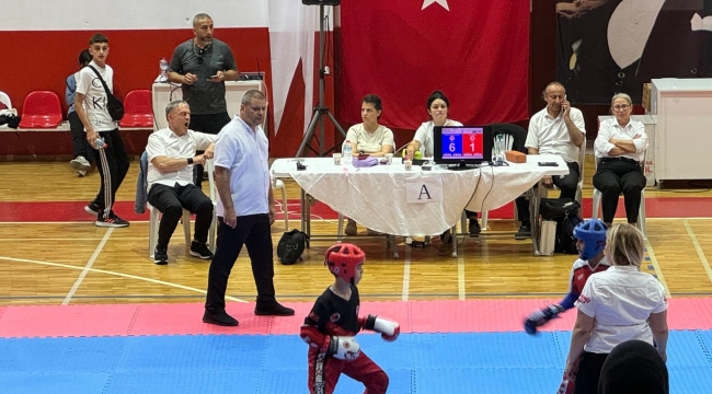 Karabağlar Halk Eğitimi Merkezi Kıck Boks Sporcuları Madalyaları Toplamaya Devem Ediyor...