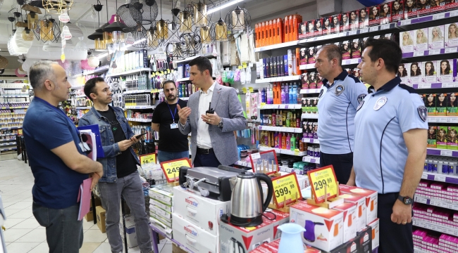 Konak zabıtasından 'kaldırım işgali' mesaisi