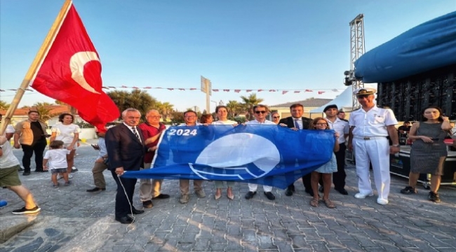 Çeşme'ye büyük gurur: Ilıca Plajı'na mavi bayrak!