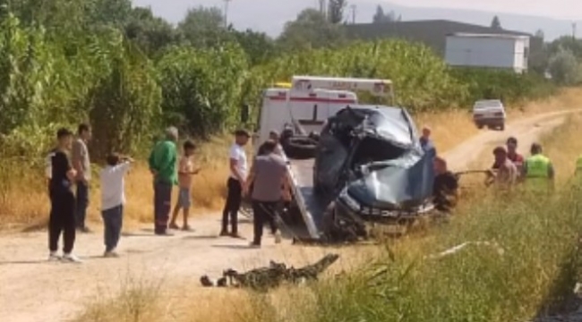 İzmir'de tren otomobili biçti: 3 ölü!