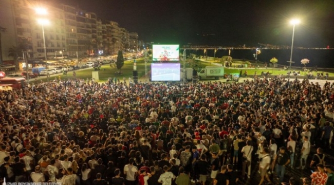 İzmir'de milli maç heyecanı dev ekranlarda!