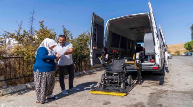 Tekerlekli sandalyesi hasar görene Büyükşehir'den yardım