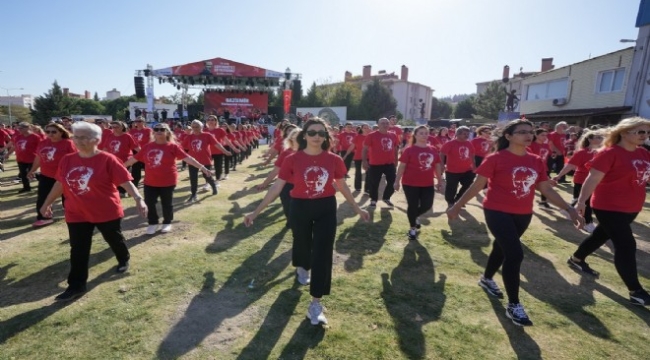 Gaziemir'de Cumhuriyet coşkusu harmandalı ile yaşandı