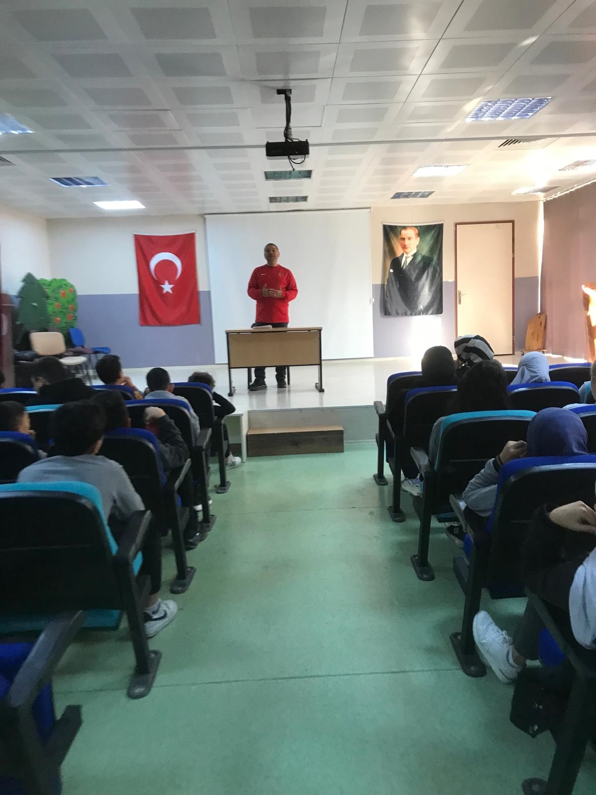 Milli Antrenör- Uluslar Arası Hakem Ahmet Bereket'in Bağımlılıkla Mücadelede Sporun Önemi Seminerleri Devam Ediyor