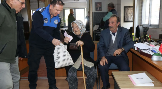 Yolda bulduğu para dolu çantayı zabıtaya teslim etti