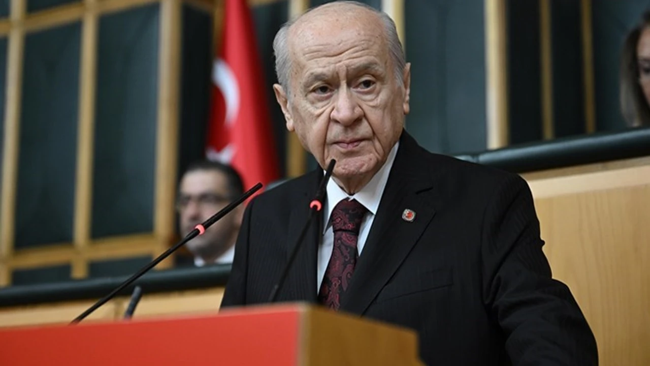 Devlet Bahçeli, kürsüde gözyaşlarını tutamadı!