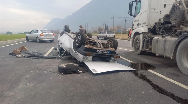 Minibüse çarpıp ters döndü... 3 kişi yaralandı!