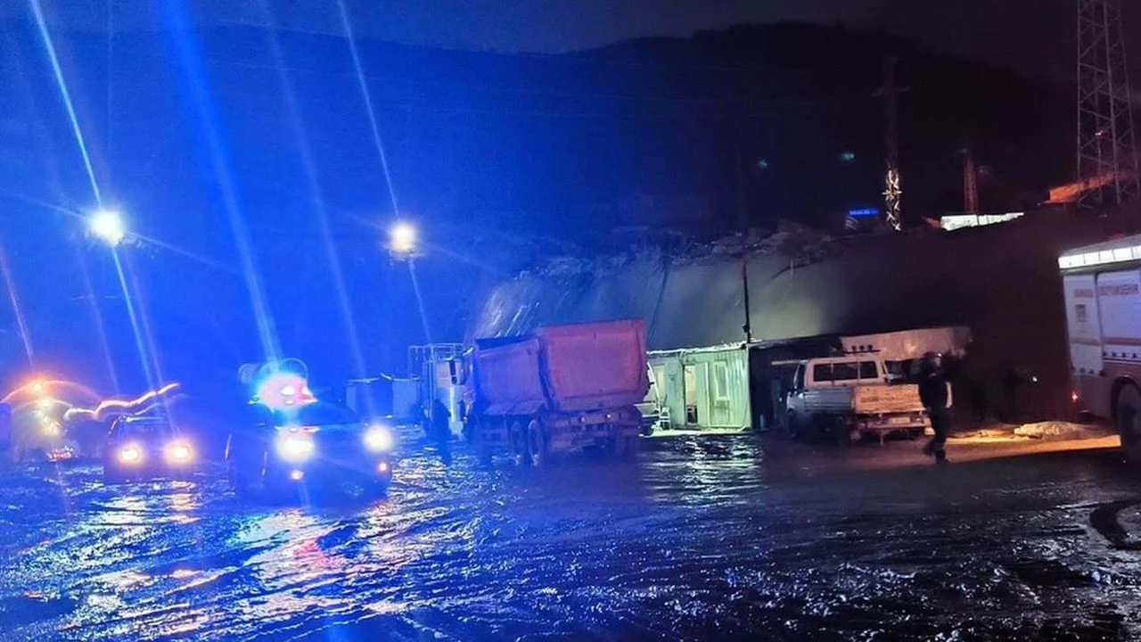 Su dolu çukura düştü... İş makinesi operatörünün acı sonu!