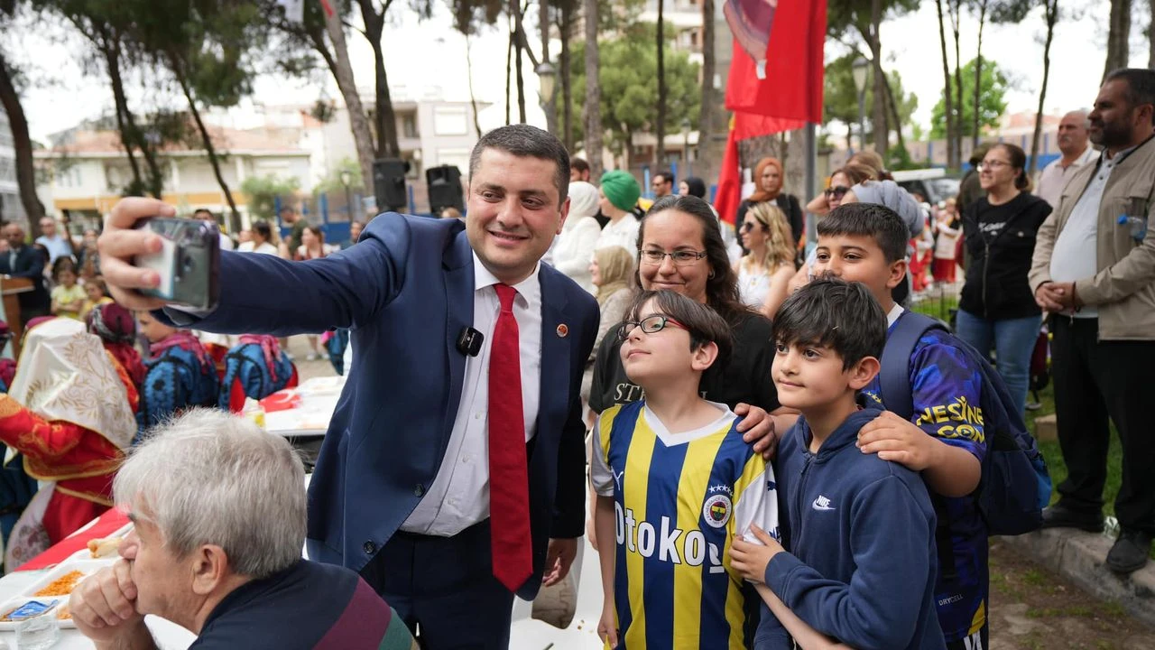 Torbalı'da çocuklara karne hediyesi