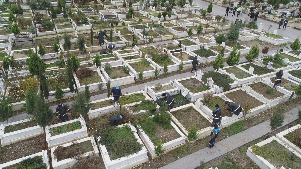 Manisa'da mezarlık bakımları aralıksız devam ediyor